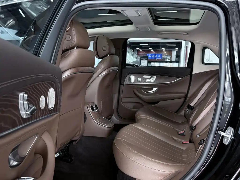 Mercedes-Benz E-Class 2023 — фото 10