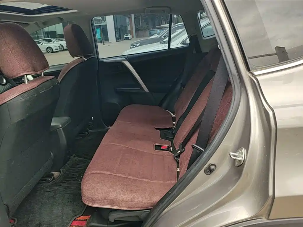 Toyota RAV4 2018 — фото 17