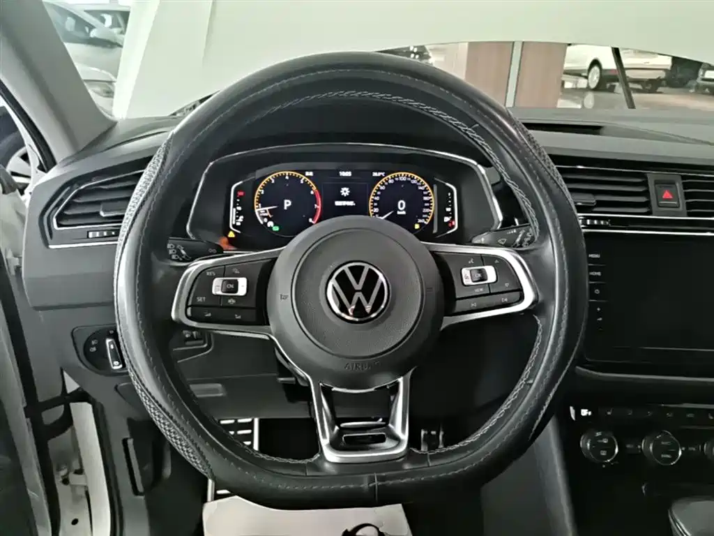Volkswagen Tiguan L 2021 — фото 11
