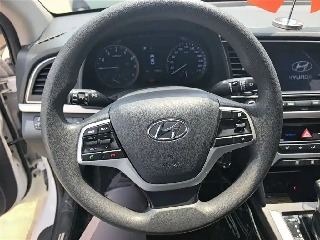 Hyundai Elantra 2018 — фото 12
