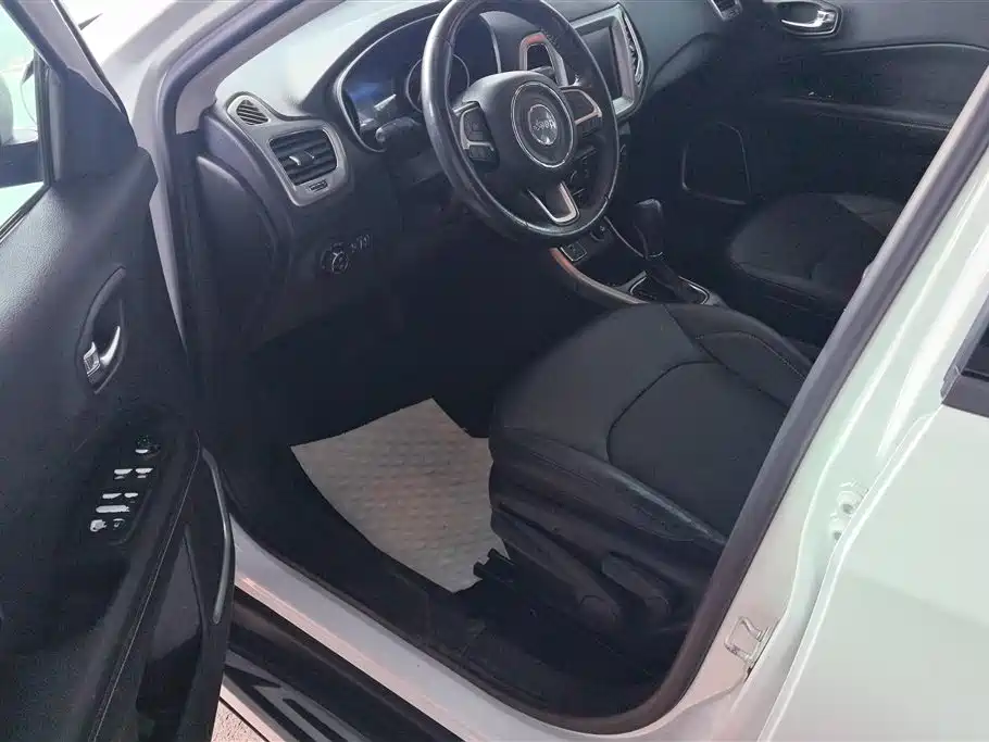 Jeep Compass 2017 — фото 9