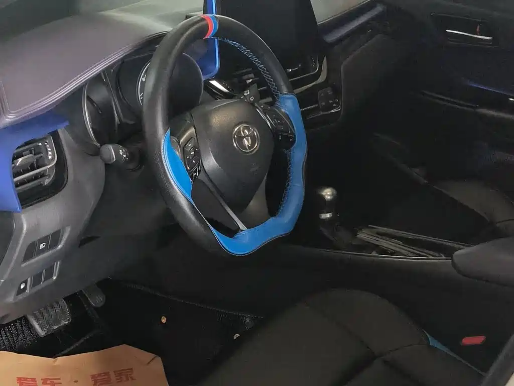 Toyota C-HR 2018 — фото 12