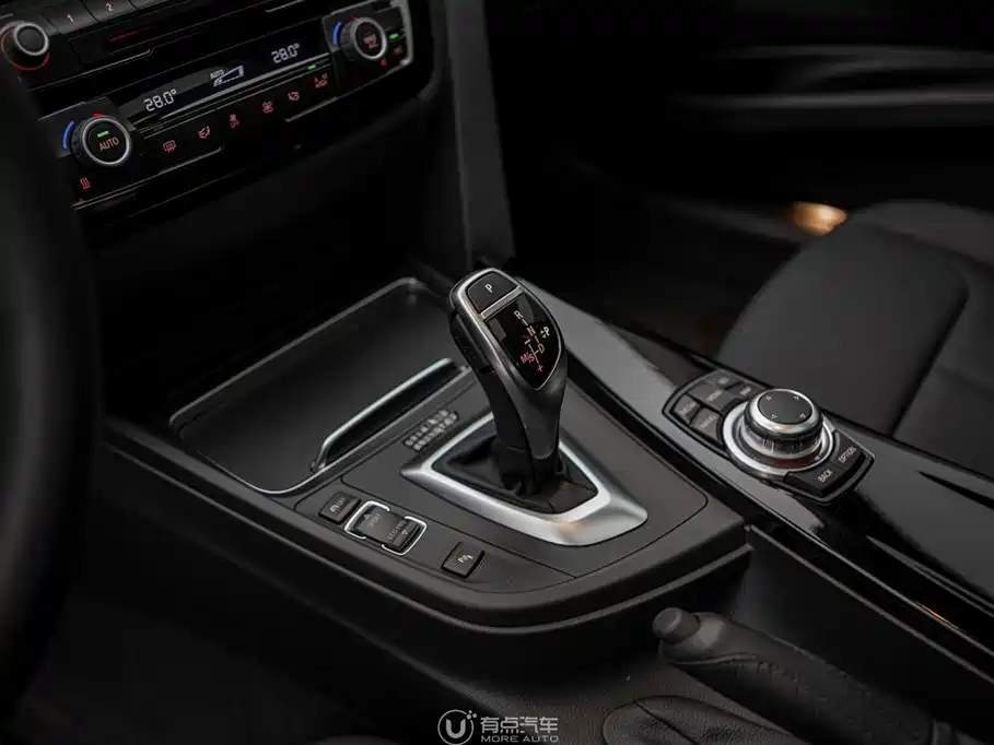 BMW 3 Series 2017 — фото 11