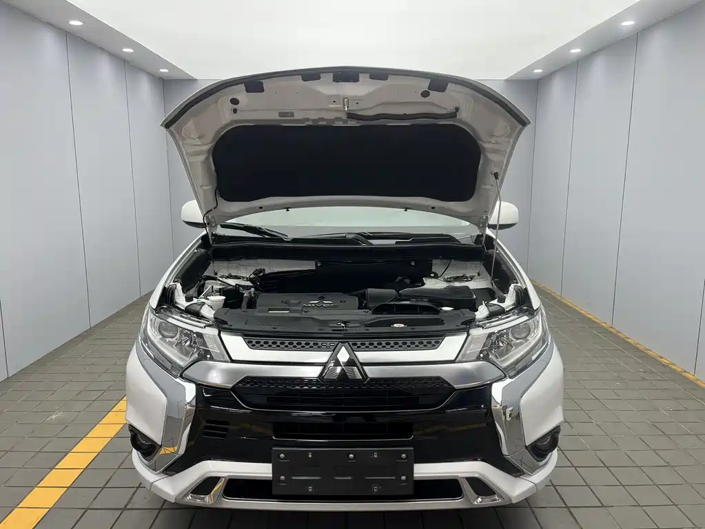 Mitsubishi Outlander 2022 — фото 16