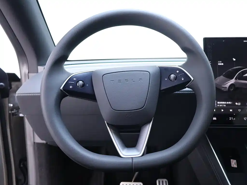 Tesla Model Y L 2025 — фото 16