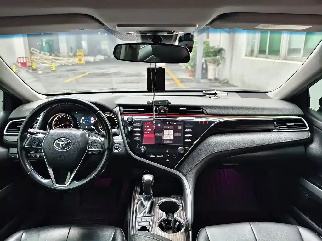 Toyota Camry 2018 — фото 5