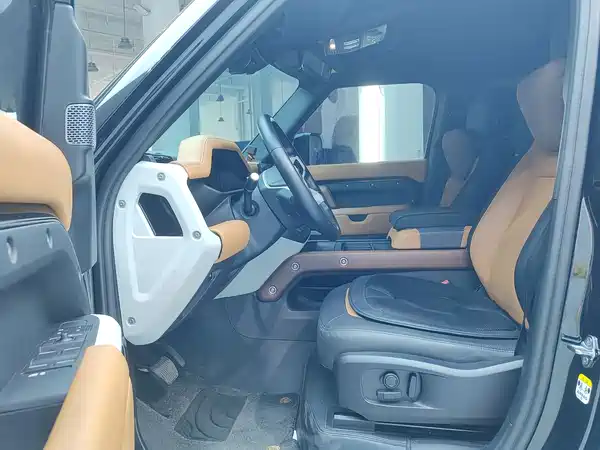 Land Rover Defender 2024