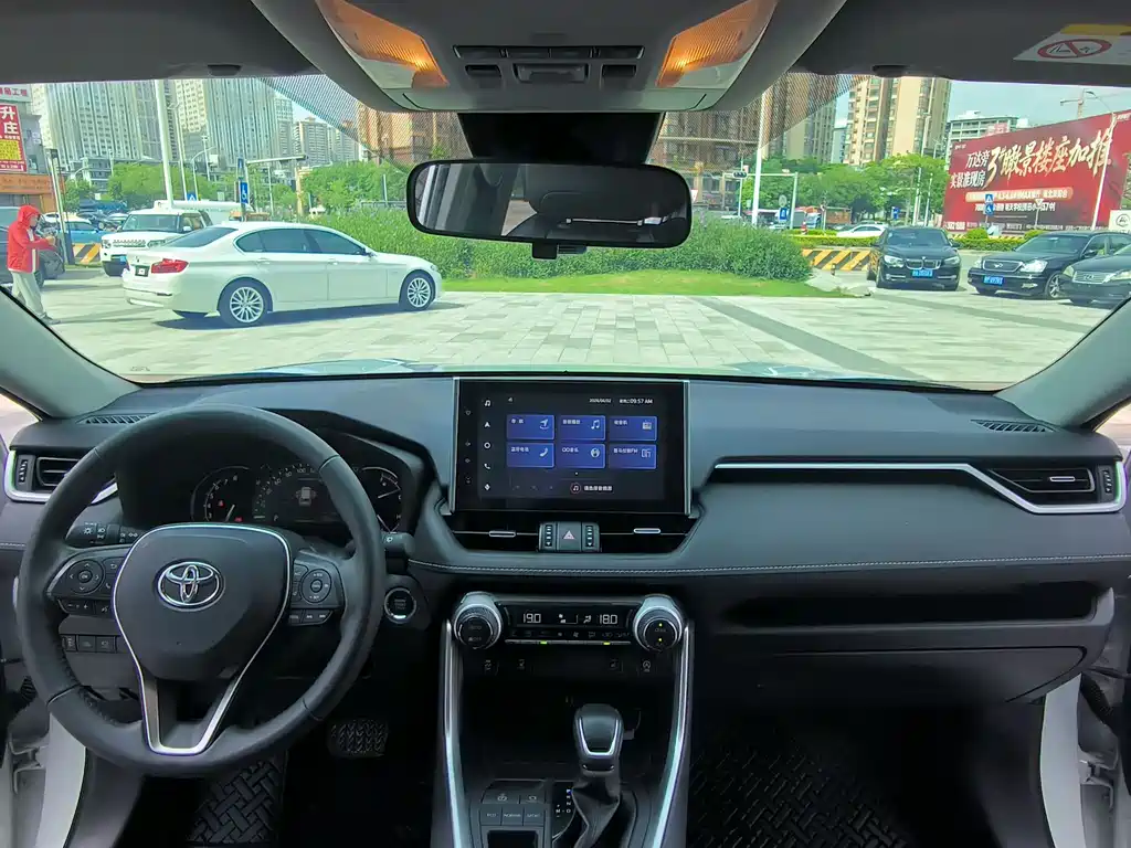 Toyota RAV4 2022 — фото 10
