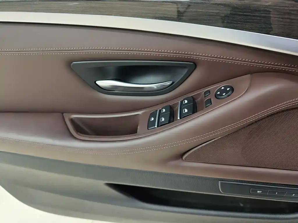BMW 5 Series 2015 — фото 16