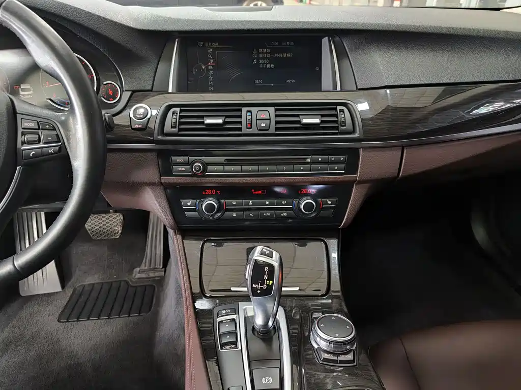 BMW 5 Series 2015 — фото 10
