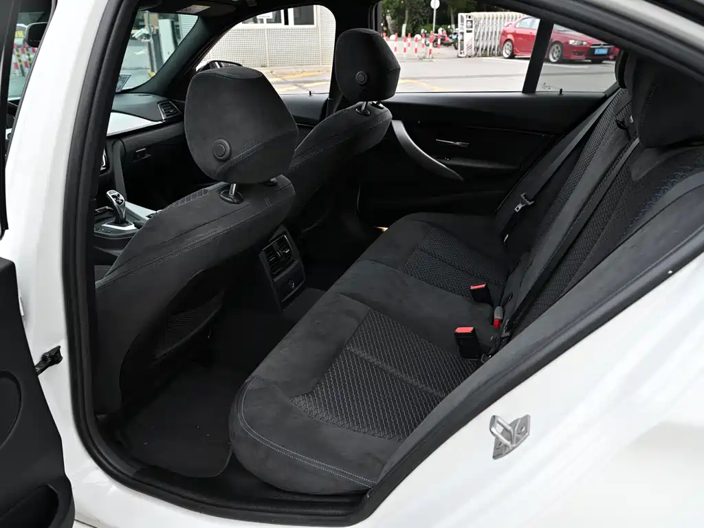 BMW 3 Series 2017 — фото 16
