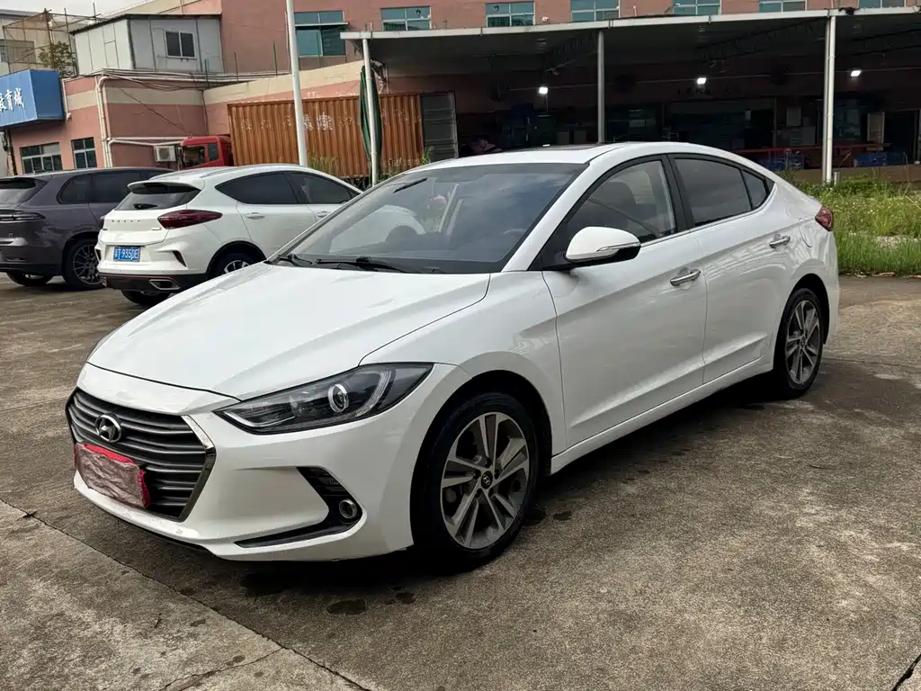 Hyundai Elantra 2018 — фото 1