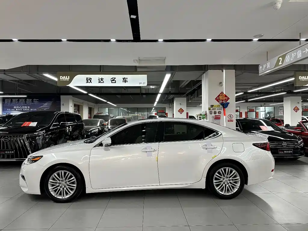 Lexus ES 2018 — фото 10