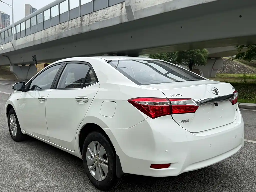 Toyota Corolla 2015 — фото 4