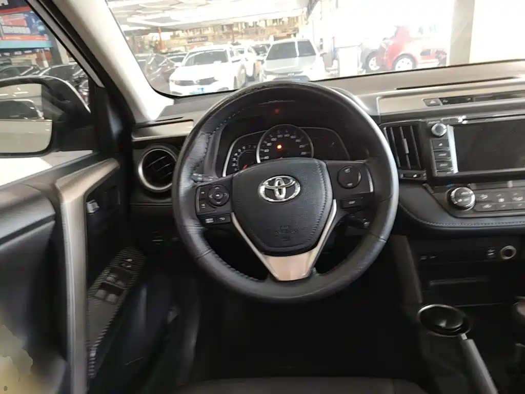 Toyota RAV4 2016 — фото 11