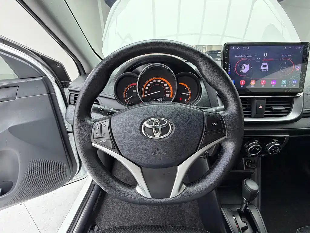 Toyota Yaris L 2022 — фото 10