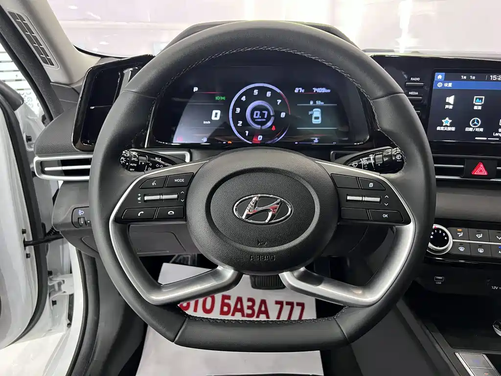Hyundai Elantra 2023 — фото 11