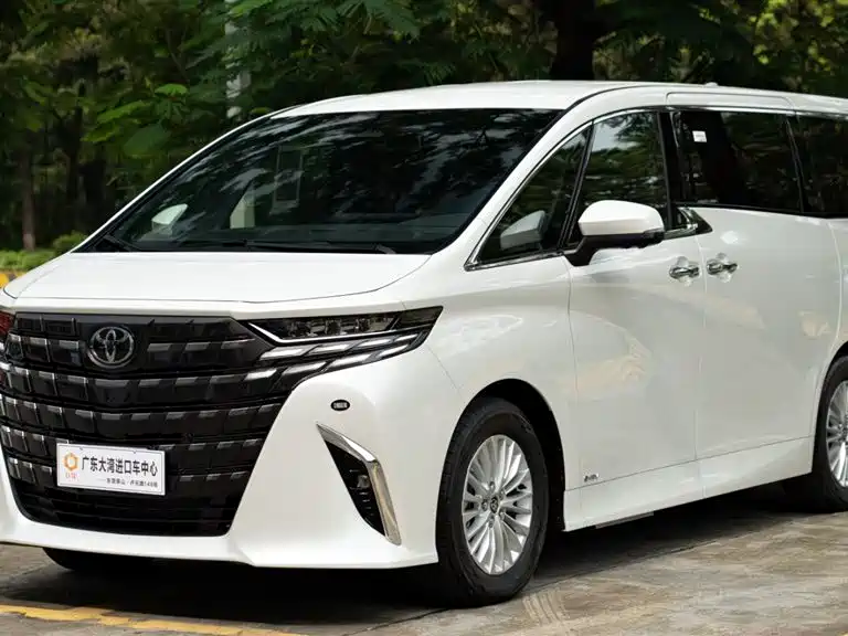 Toyota Alphard — фото 1