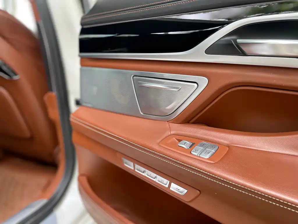 BMW 7 Series 2018 — фото 11