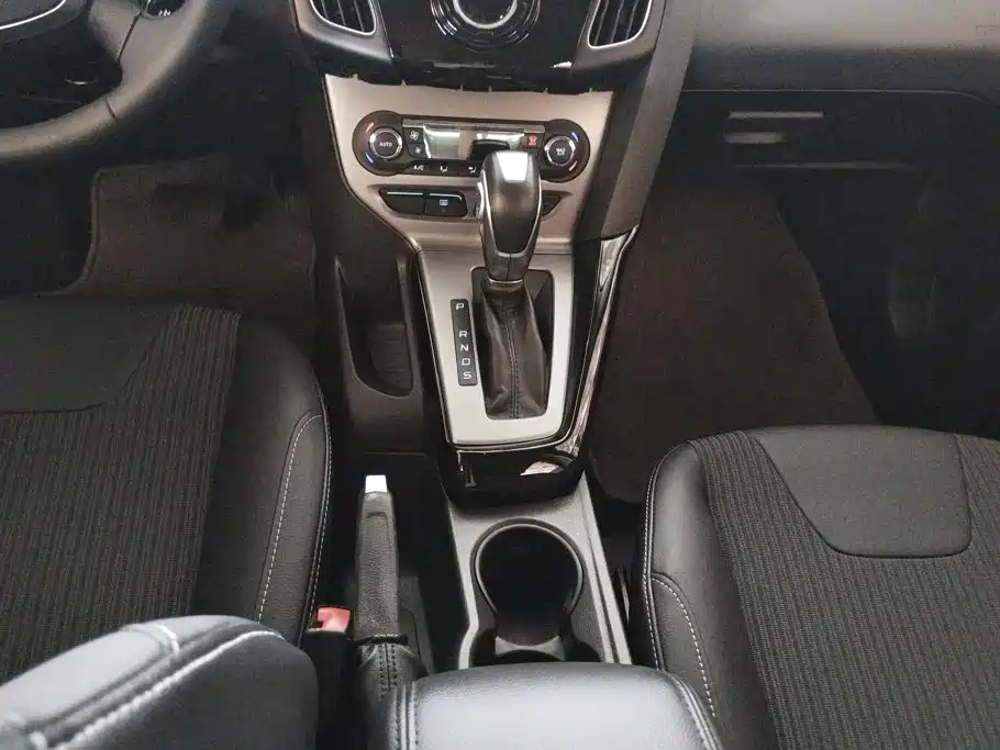 Ford Focus 2015 — фото 16