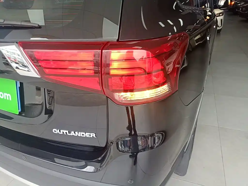 Mitsubishi Outlander 2017 — фото 8