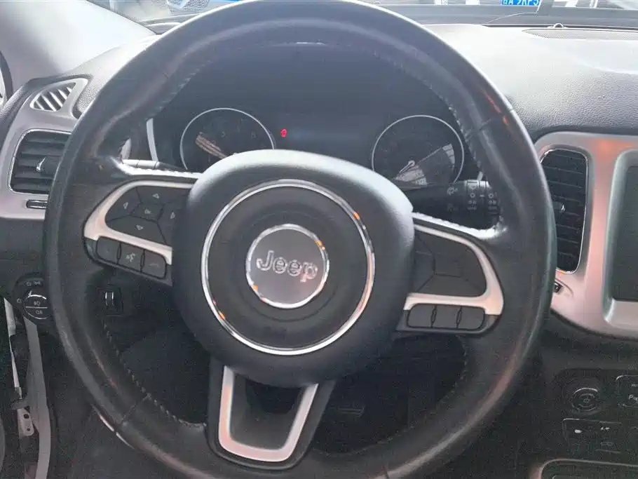 Jeep Compass 2017 — фото 15