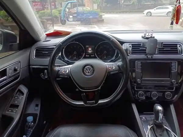 Volkswagen Sagitar 2018