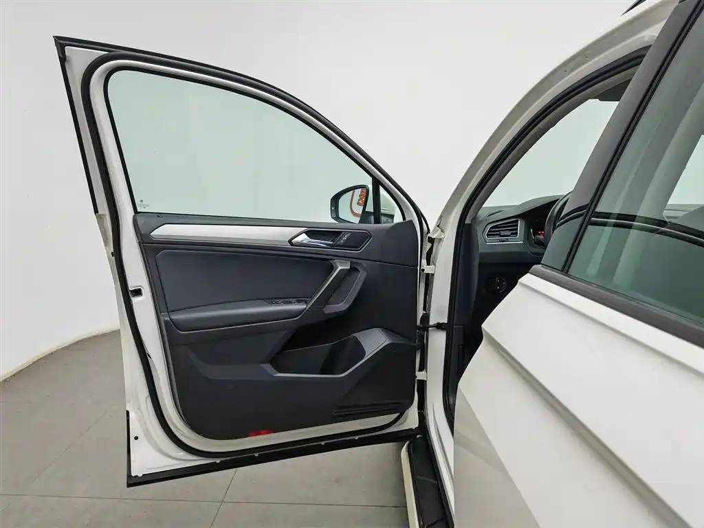 Volkswagen Tiguan L 2017 — фото 8