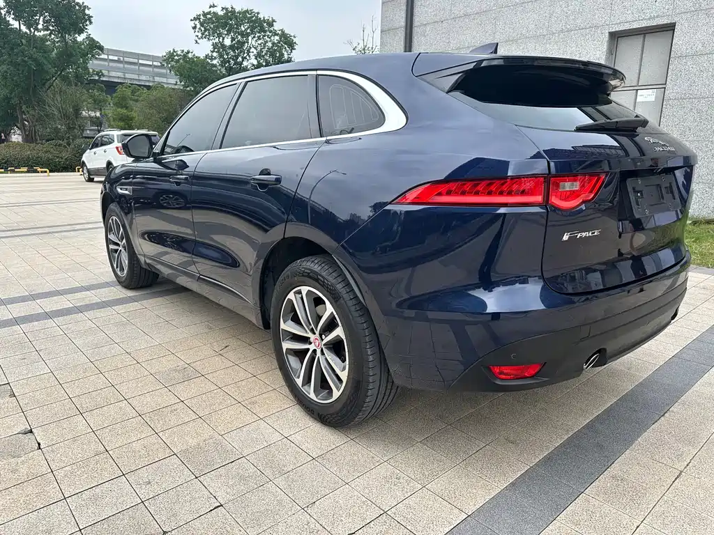 Jaguar F-PACE 2016 — фото 10