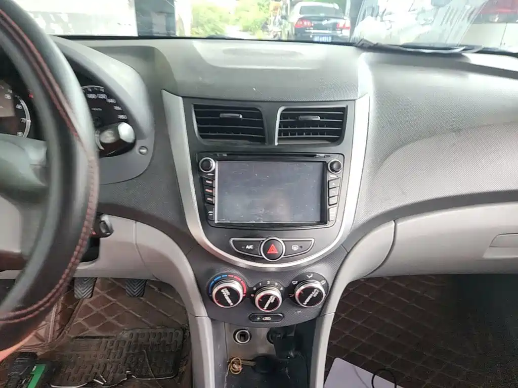 Hyundai Verna 2015 — фото 13