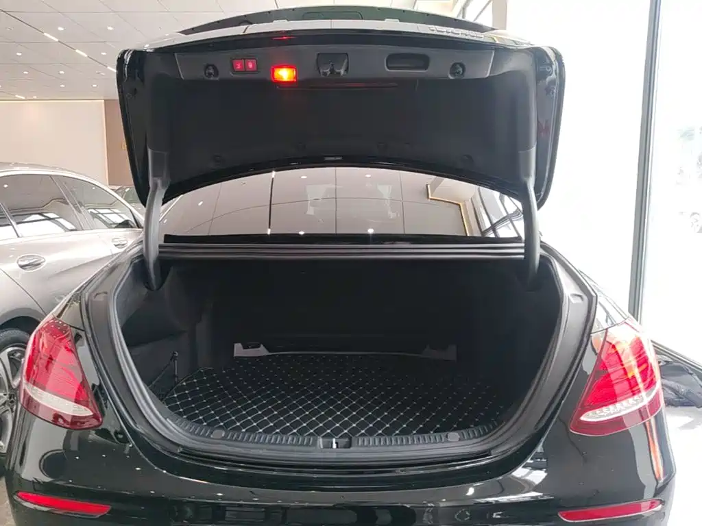 Mercedes-Benz E-Class 2019 — фото 19