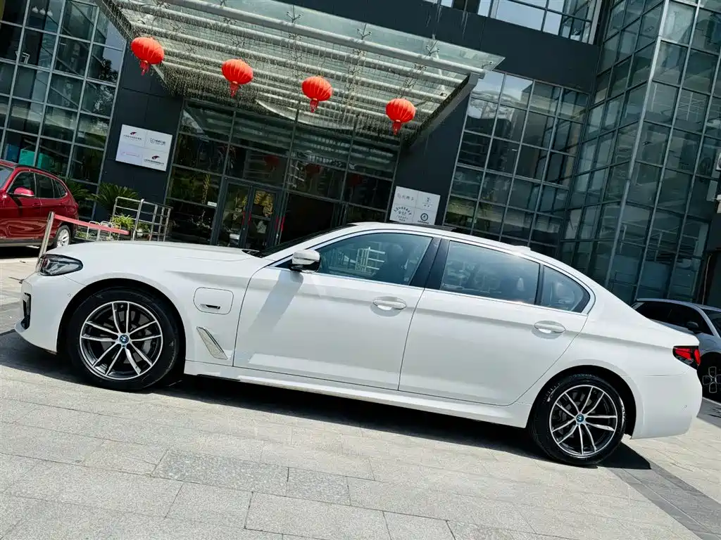 BMW 5 Series New Energy 2021 — фото 7