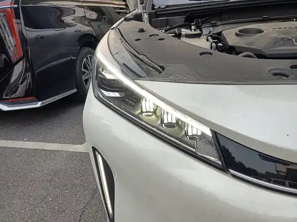 Roewe D5X DMH 2025