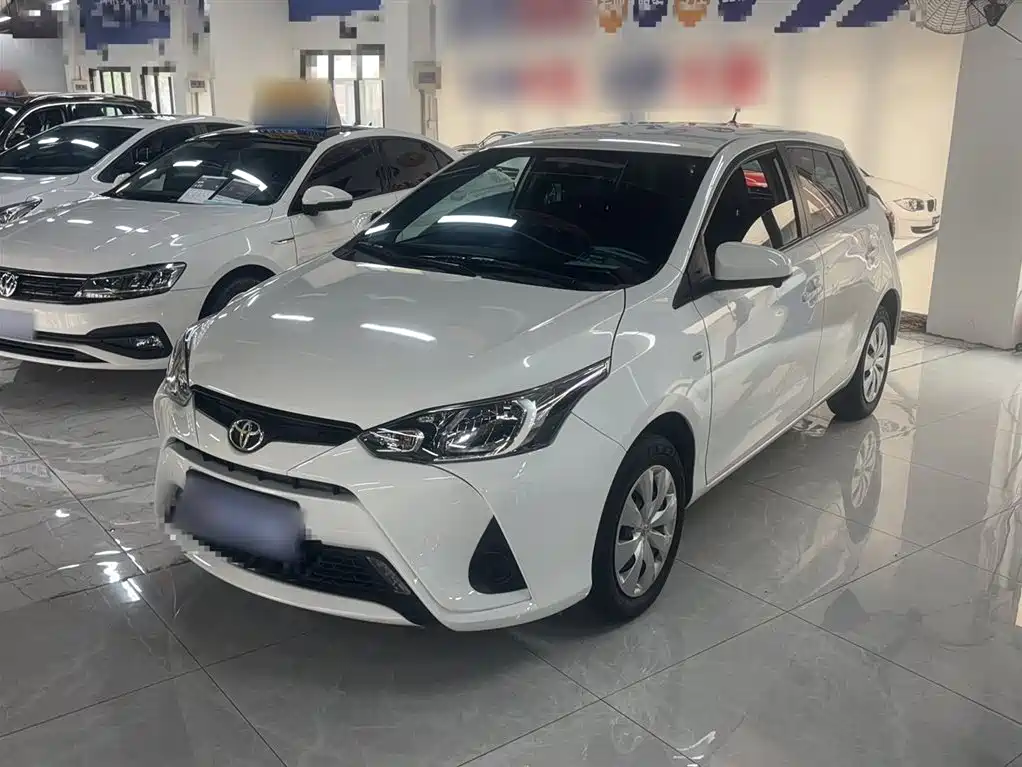 Toyota Yaris L 2022 — фото 1