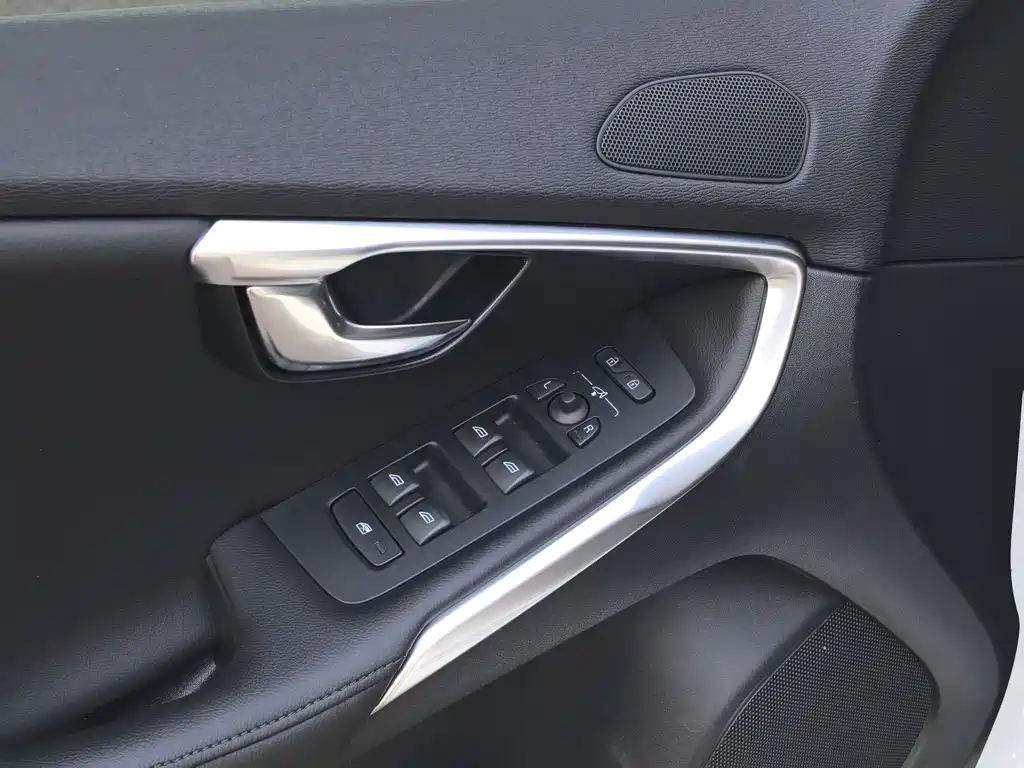 Volvo V40 2017 — фото 16