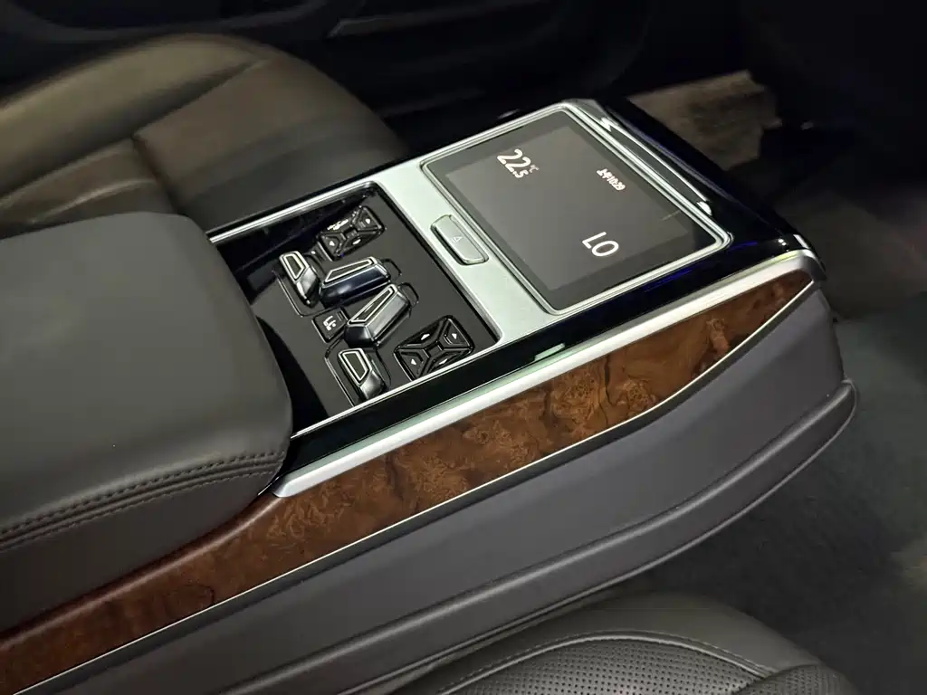 Audi A8 2018 — фото 11