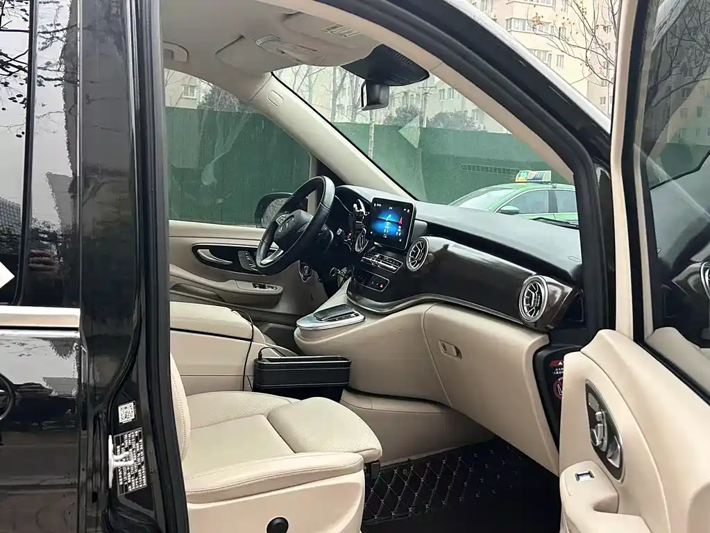 Mercedes-Benz V-Class 2023 — фото 11
