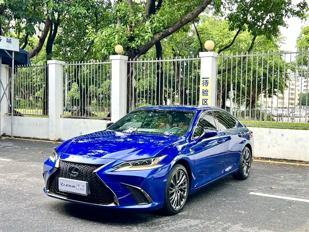 Lexus ES 2020 — фото 1