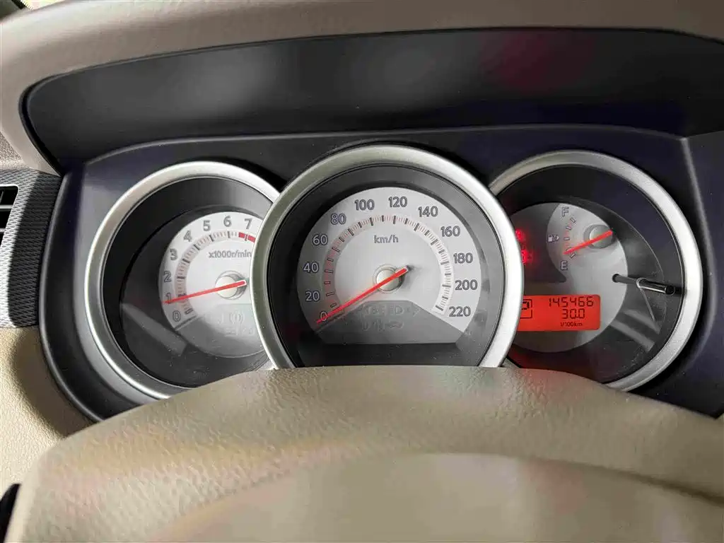 Nissan Tiida 2010