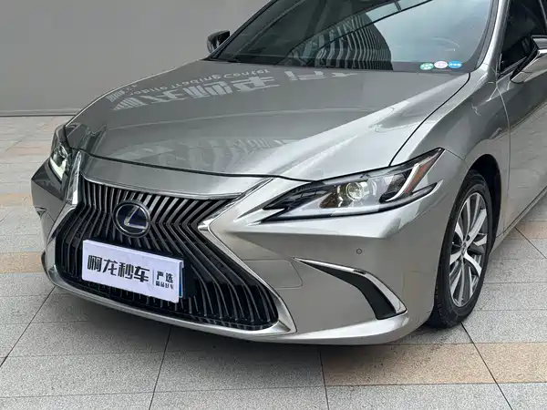 Lexus ES 2020