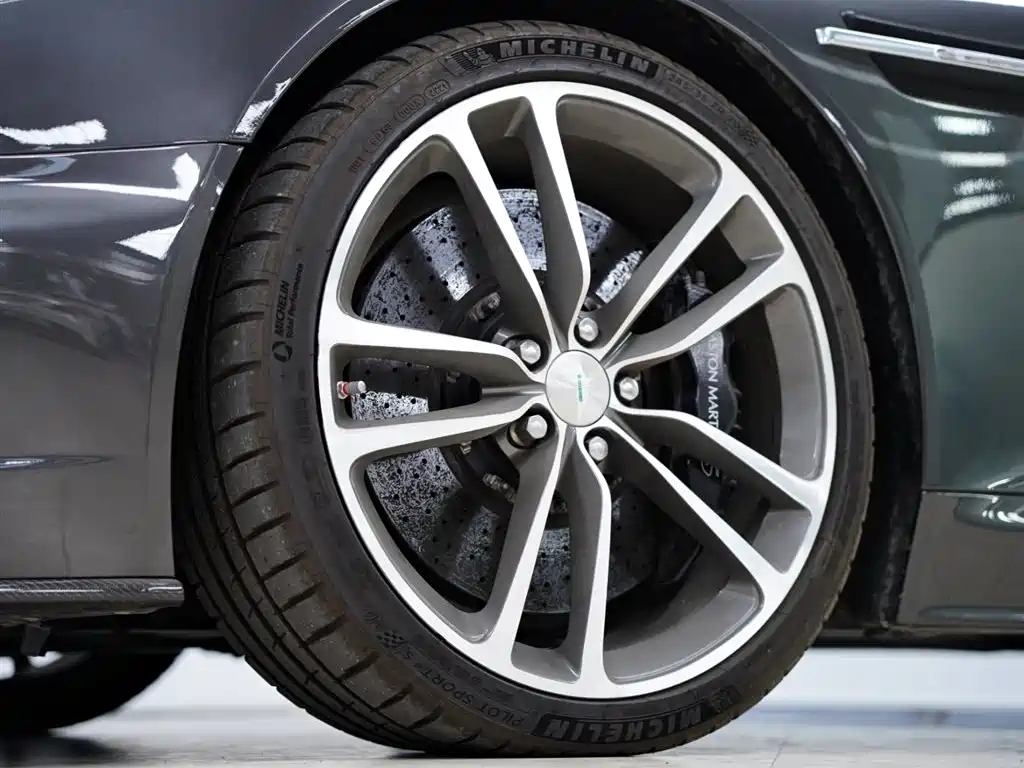 Aston Martin DBS 2010 — фото 20