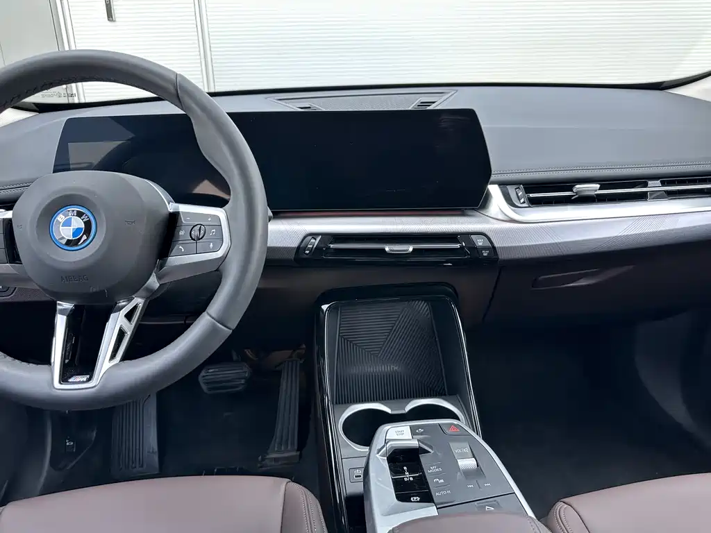 BMW iX1 2025 — фото 10