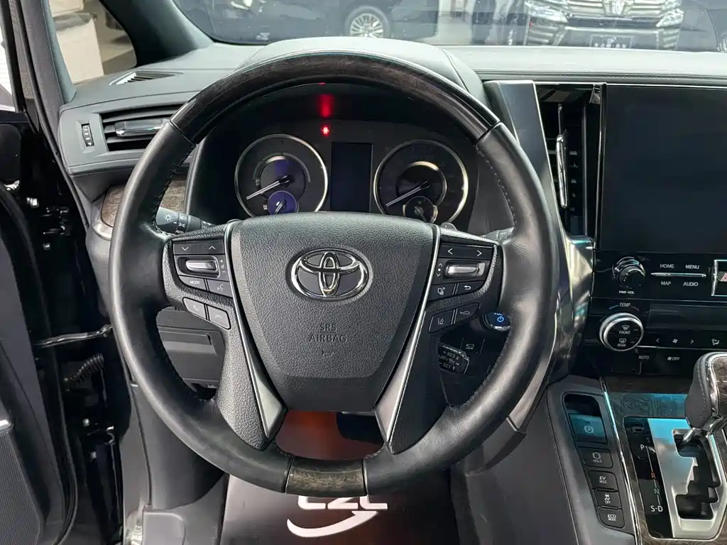 Toyota Vellfire 2022 — фото 10