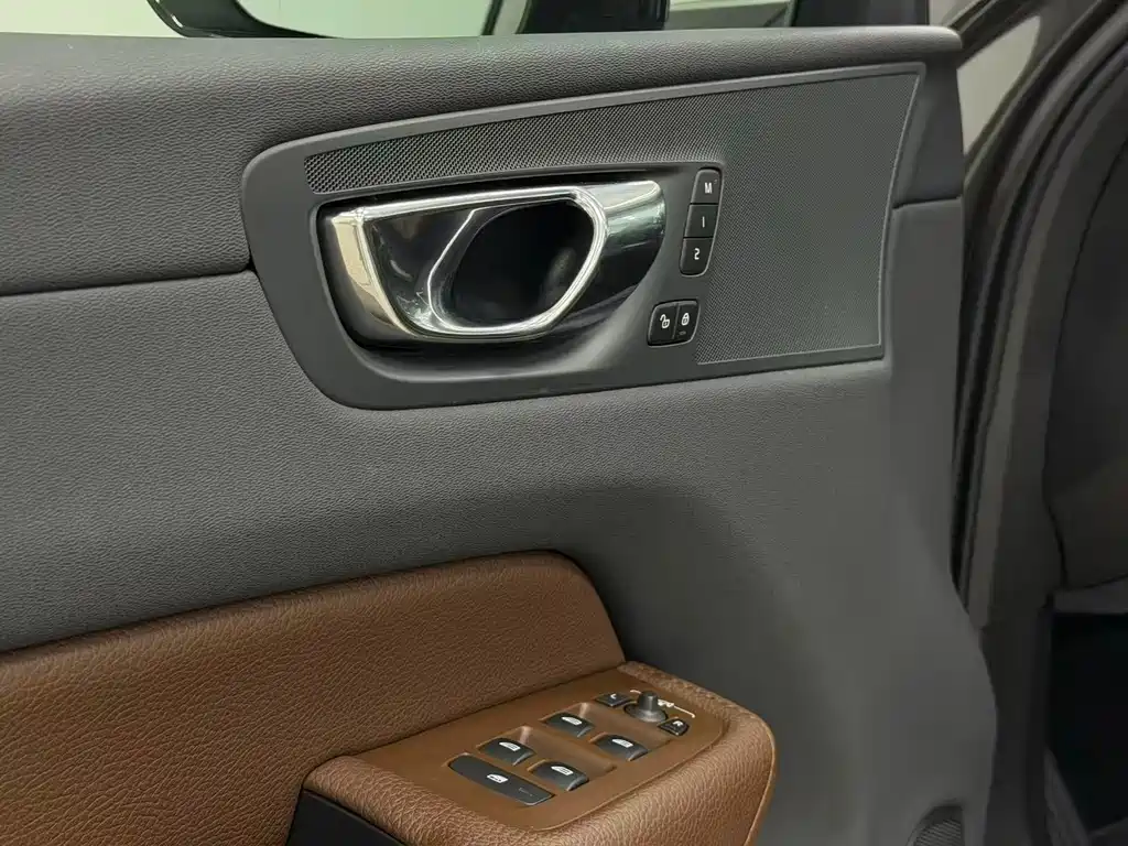 Volvo XC60 2019 — фото 22