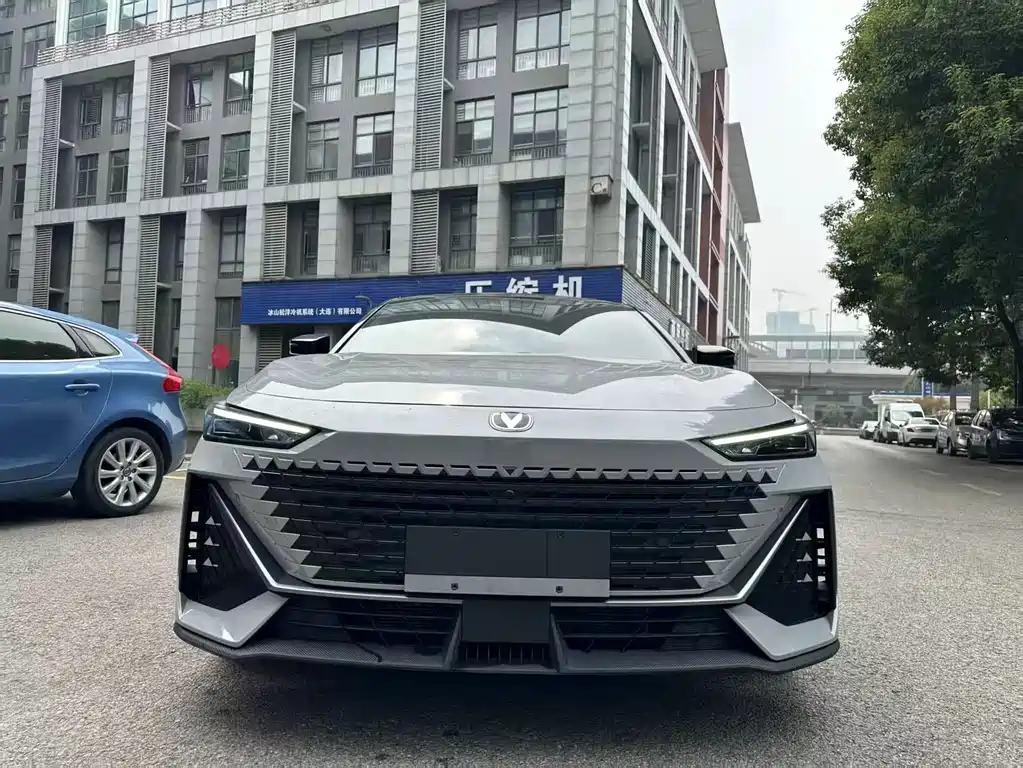 Changan UNI-V 2022 — фото 2