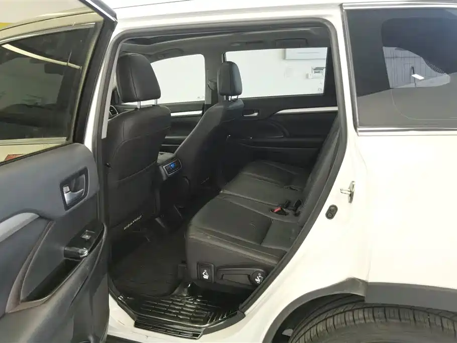 Toyota Highlander 2018 — фото 11