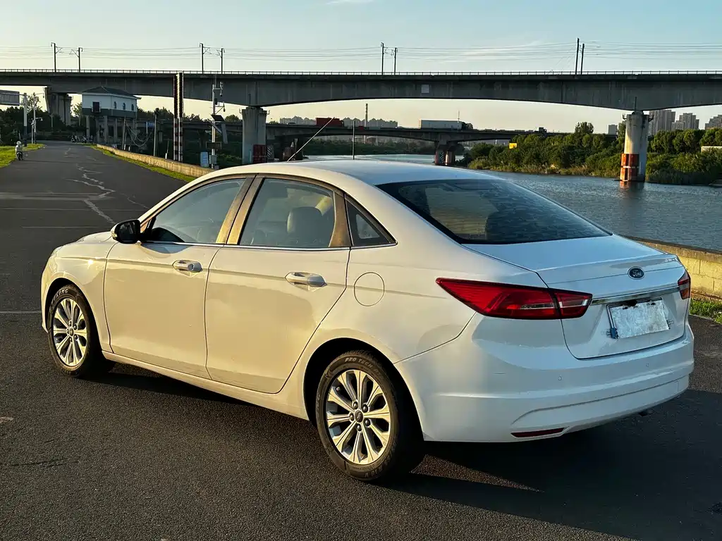 Ford Escort 2015 — фото 15