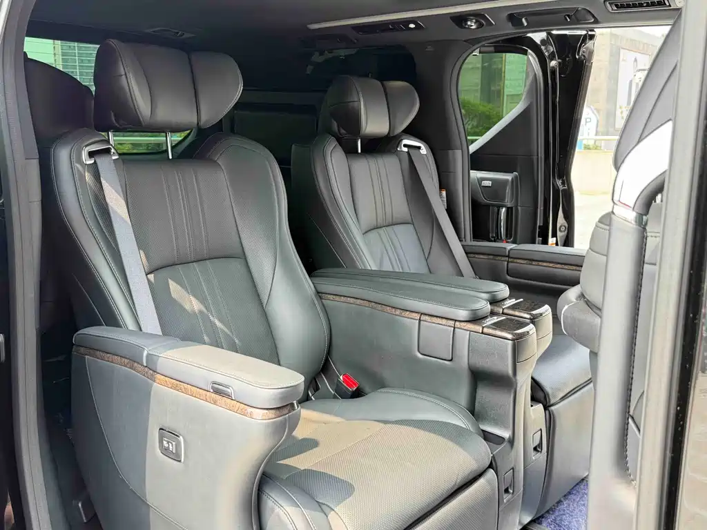 Toyota Vellfire 2022 — фото 18