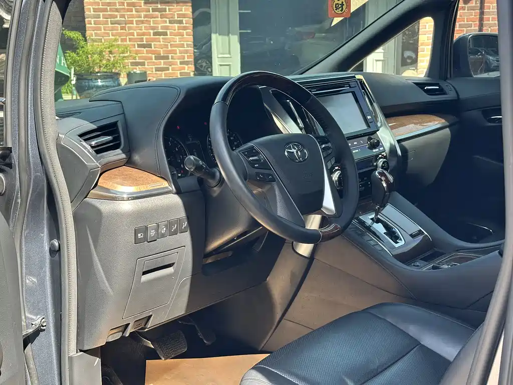 Toyota Alphard 2017 — фото 10