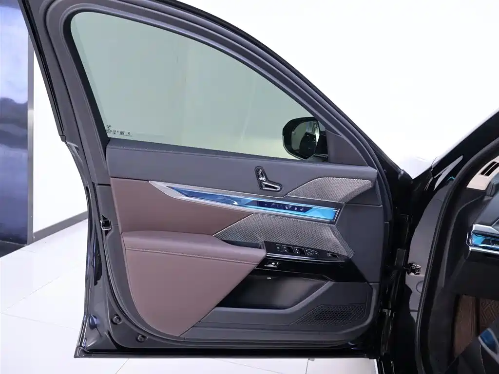 BMW 7 Series 2024 — фото 18